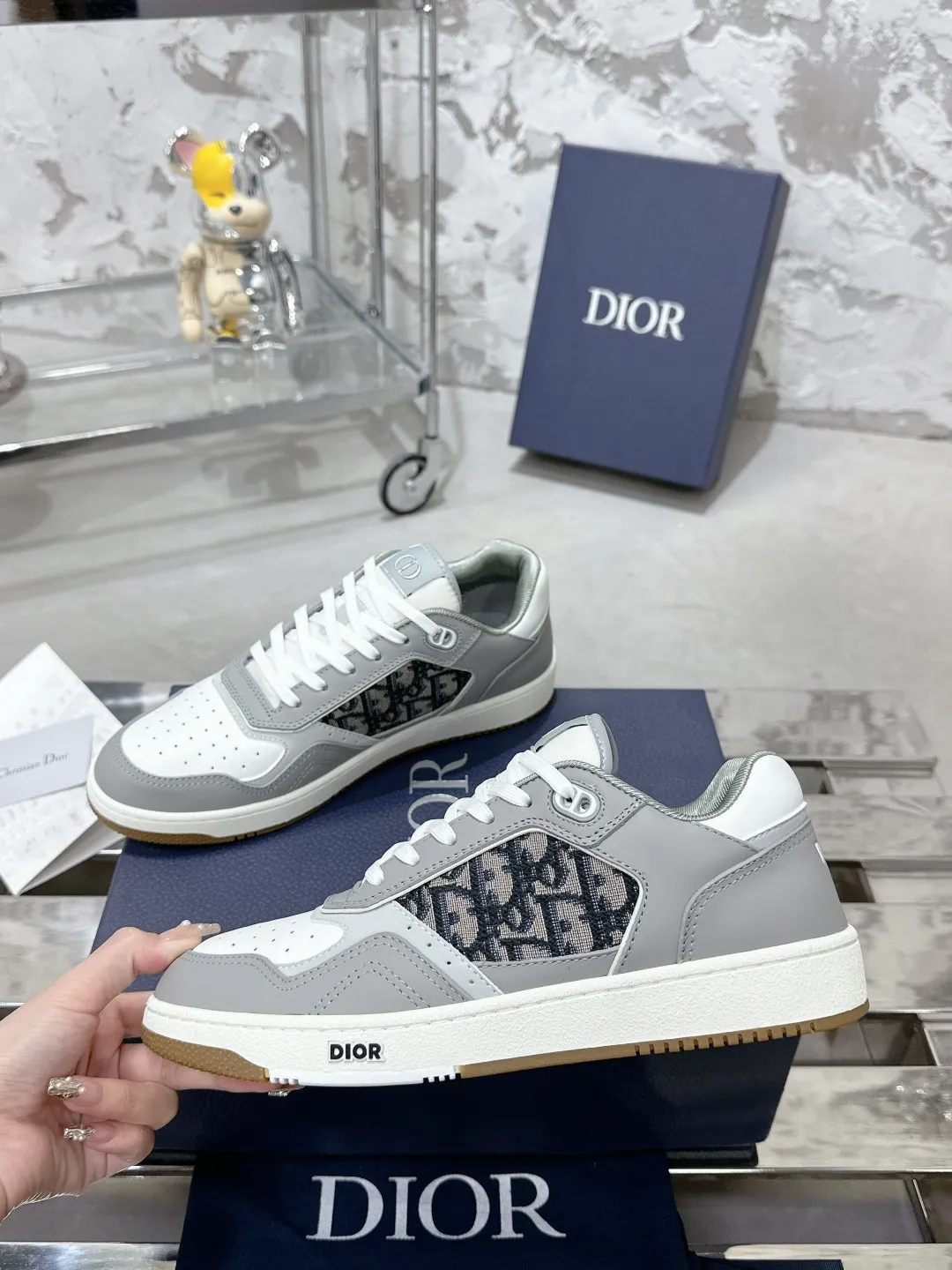 👟👟Ex-factory price 480👟👟 Women's Shoes Factory Dior Dior B27 Series Couple's Style Presbyopia Stone Pattern Casual Sports Shoes Sneakers Original Purchase Development Production This B27 low-top sports shoe is a new product in the series, continuing Dior's classic style. Crafted from white and gray smooth calfskin, it features white Oblique Galaxy printed leather panels on the sides. The "CD Icon" shaped shoelace eyelets are clever and delicate, and the two-color rubber sole, rear collar and heel are all equipped with the brand's iconic details to enhance the style. Fashionable and versatile, it can complement any look. Exquisitely packaged at the delivery counter🛍📦 ▪️Fabrics: Original customized calfskin + Oblique floral fabric ▪️Inner lining: Customized breathable lining ▪️Outsole: Original molded T👟👟Ex-factory price U combination outsole ▪️Sole thickness: 3CM ▪️Size: Women's code 35-41 / Men's code 38-45